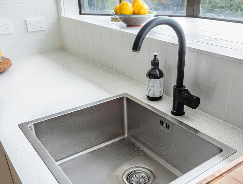 Fuite d eau en pleine nuit : que faire et pourquoi faire appel à Expresse Plomberie 24h/24 ?